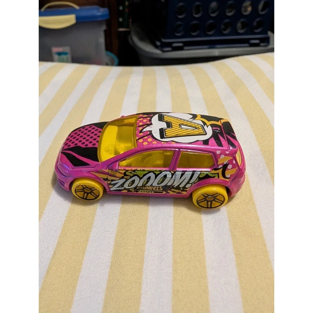 Hot Wheels Volkswagen Golf Mk 7 2016 Art Deco Rare Pink Diecast Car DJF83